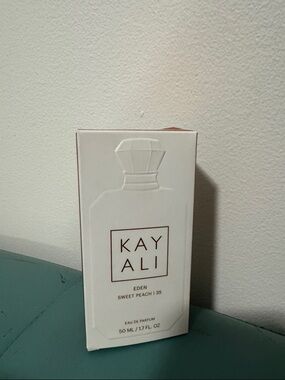 KAYALI Eden Sweet Peach Eau de Parfum - White